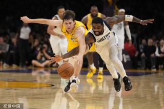 面对球员明 面对球员明